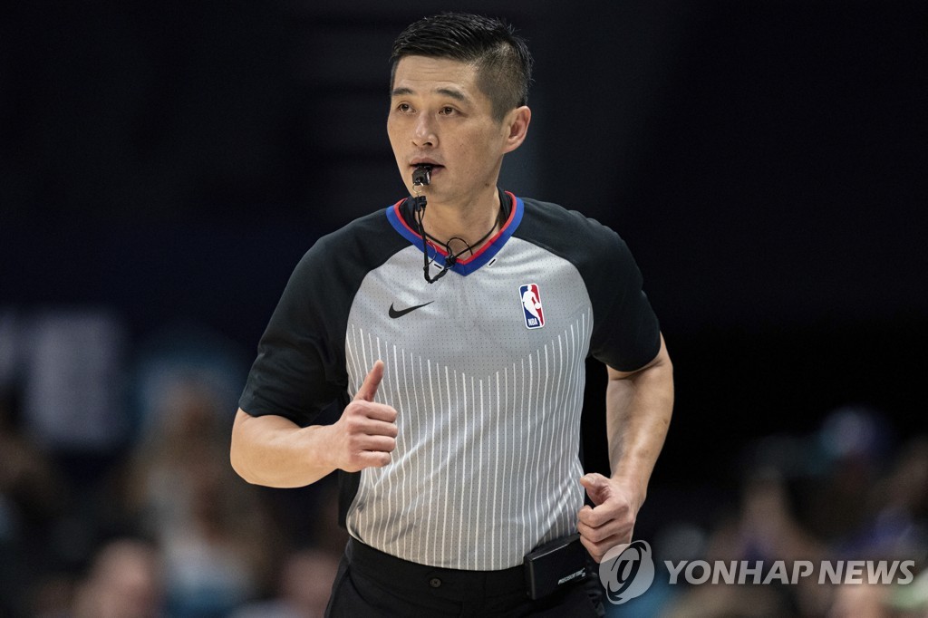 황인태 심판, 한국인 최초로 NBA 시범 경기서 '휘슬'