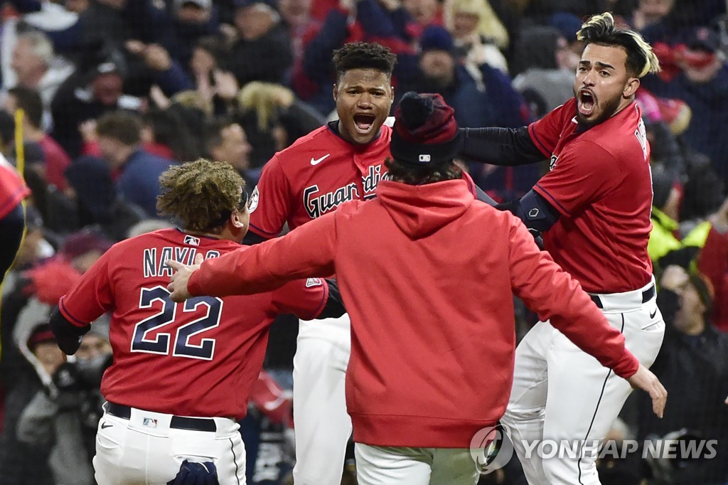 김하성, MLB 포스트시즌 첫 타점…샌디에이고, 24년만에 NLCS행(종합)