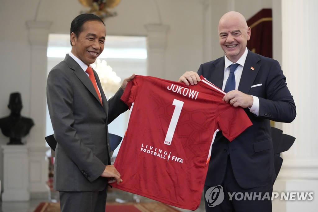 '축구장 참사'에 분노한 인니 대통령 "경기장 헐고 다시 짓겠다"