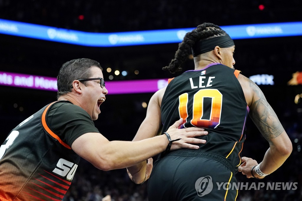 NBA 피닉스, 댈러스에 극적 역전승…개막전서 PO 탈락 아픔 갚아