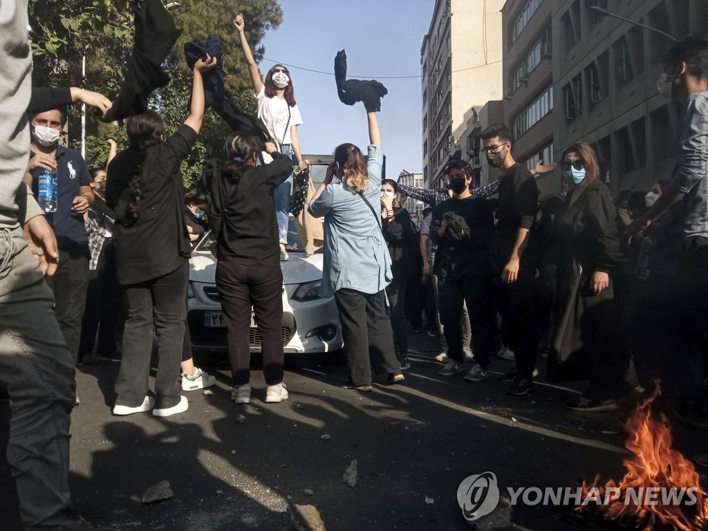 이란 샤리프공대 여학생들 히잡 벗고 '남자식당'서 시위