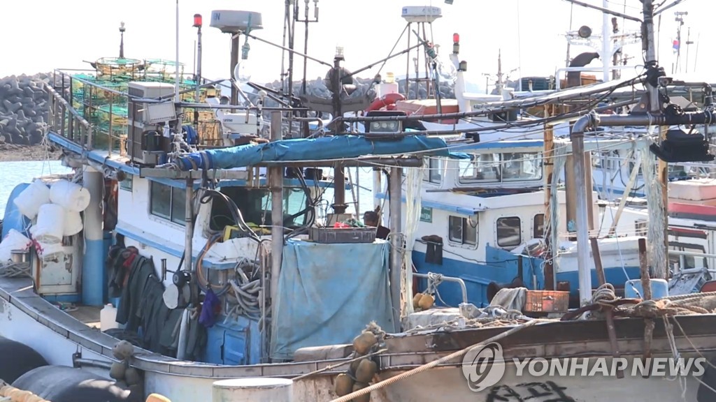 여수 해상서 암초에 걸려 낚싯배 좌초…승선원 구조