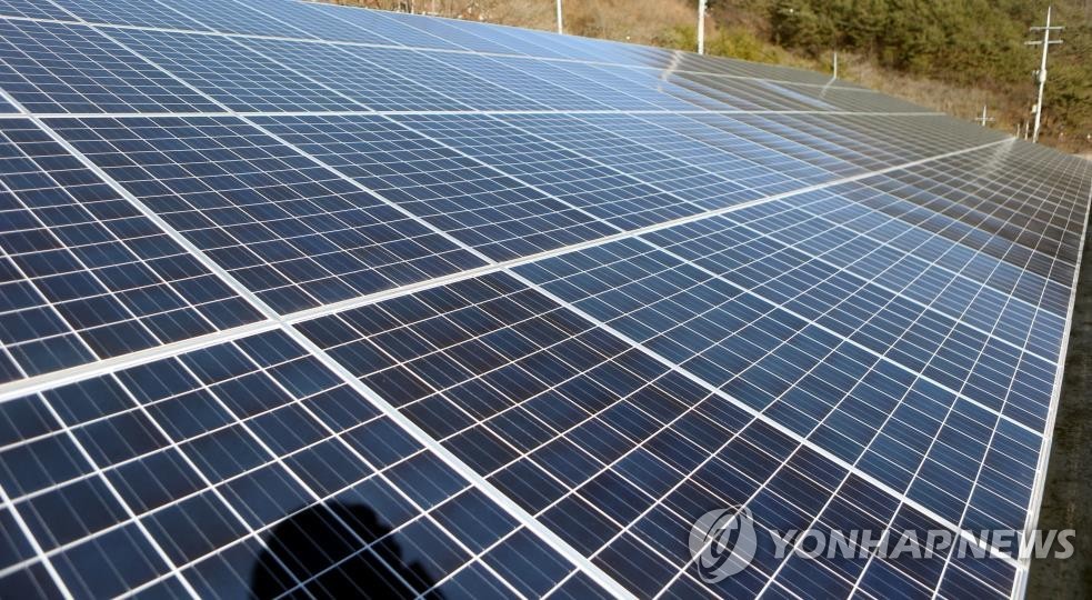 경북 문경 빈 축사서 화재…태양광 패널 태우고 진화