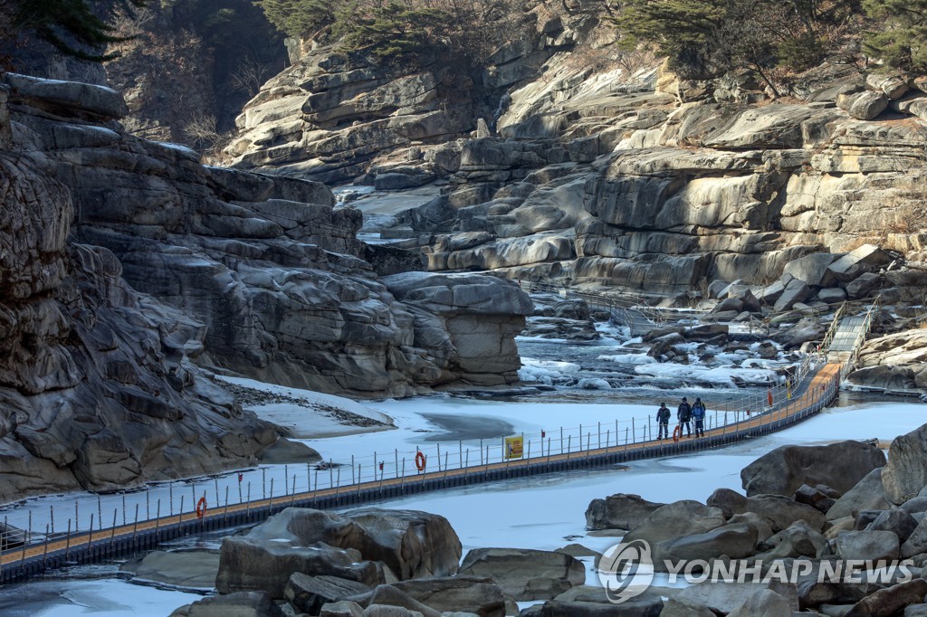 한탄강 물 위 걸으며 주상절리 비경 감상…철원군 트레킹 행사