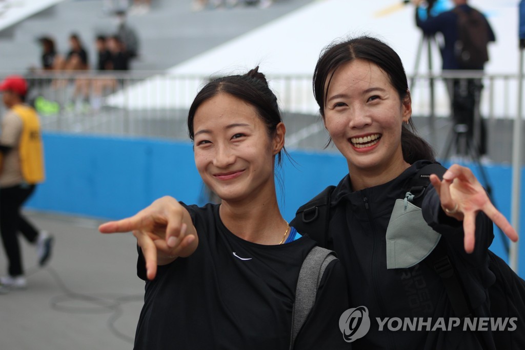 [전국체전] 멀리뛰기 1㎝ 승부…유정미·이희진 "의지하며 경쟁하는 사이"