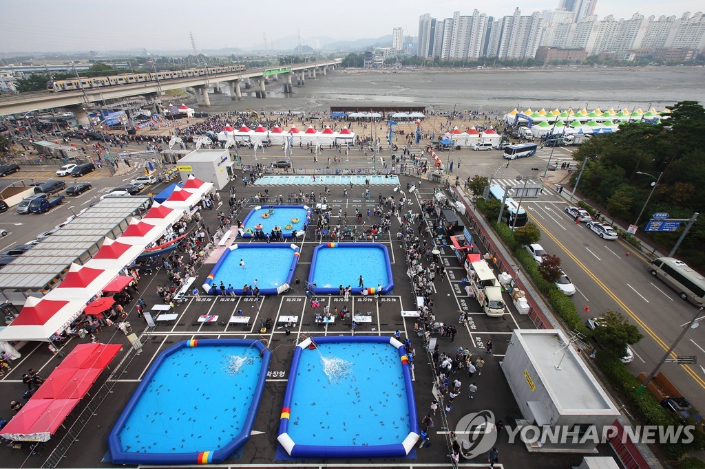 가을비 내린 개천절…궂은 날씨에도 축제·등산 즐겨