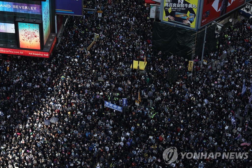 홍콩, 2019년 반정부시위 관련 2천900명 기소…18세 미만 517명