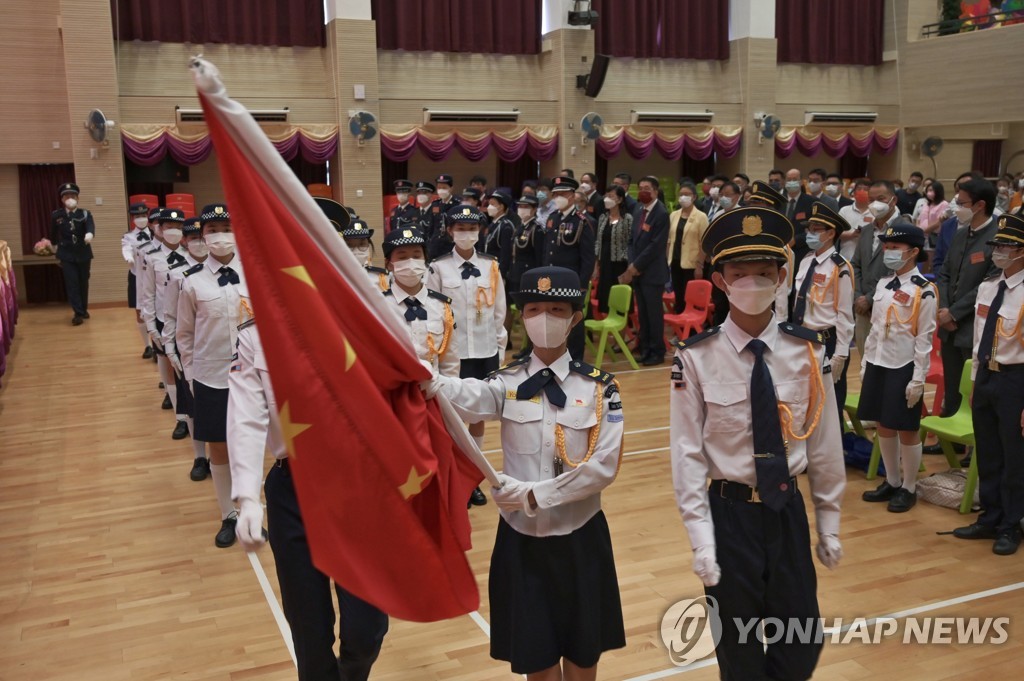 홍콩 학생 14명 '오성홍기 게양식 불참' 정학 논란