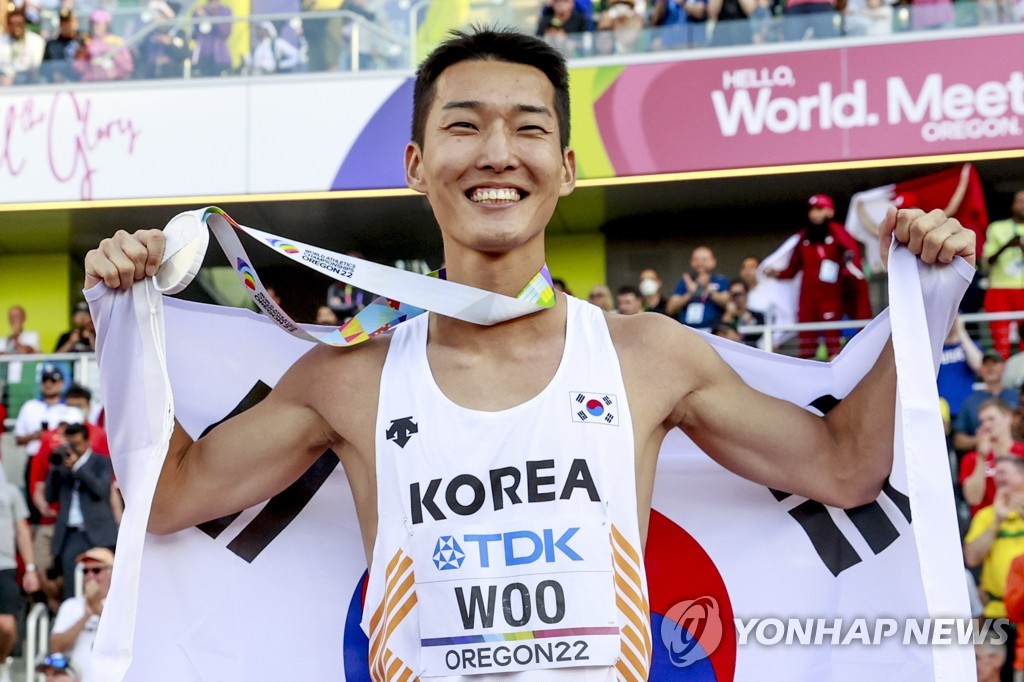 'WOO' 새긴 스파이크 신고…우상혁, 전국체전서 시즌 마무리