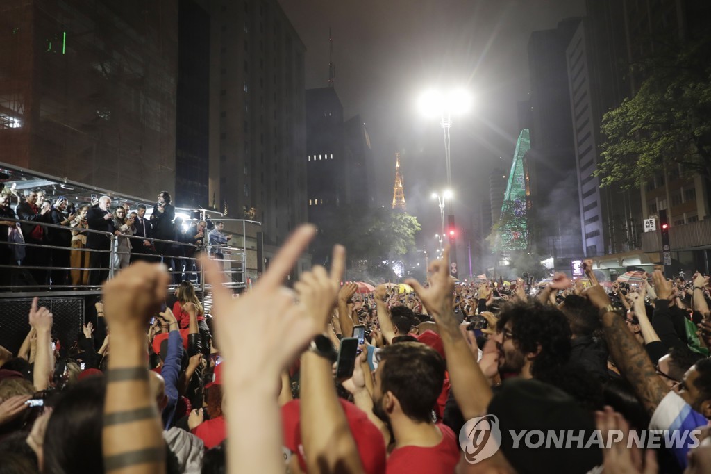 브라질 결선, 좌우이념 격전 속 '8% 유권자' 놓고 대혈투 예고