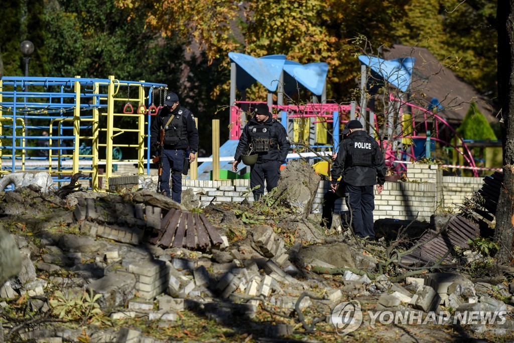 놀이터에 떨어진 미사일, 아찔했던 순간…다시 일상 깨진 키이우