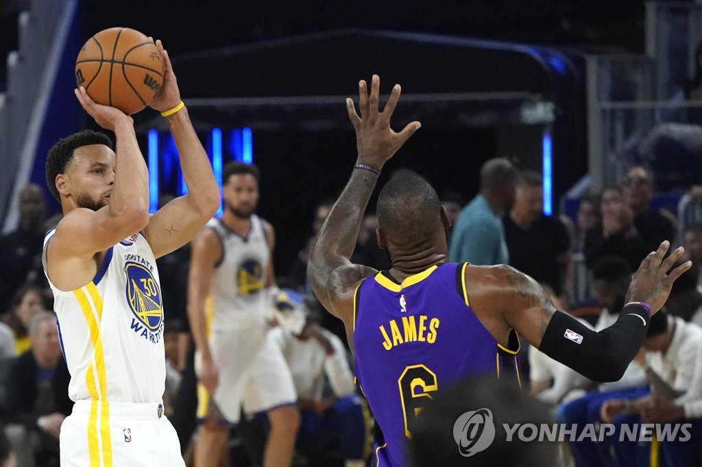 '커리 33점' 디펜딩 챔프 GSW, NBA 개막 첫날 레이커스 제압