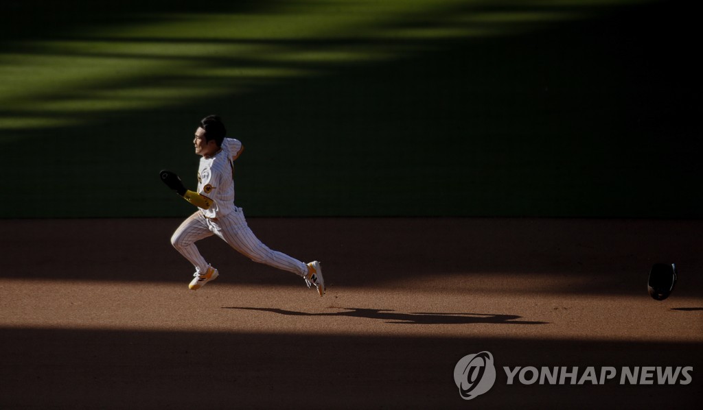 Kim Ha-Seong, corra da primeira base para vencer o retorno...NLCS 1 vitória 1 derrota (geral)