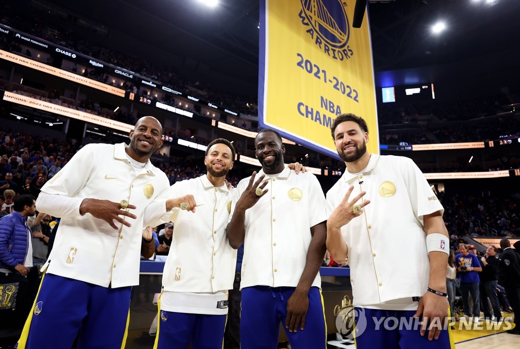 '커리 33점' 디펜딩 챔프 GSW, NBA 개막 첫날 레이커스 제압