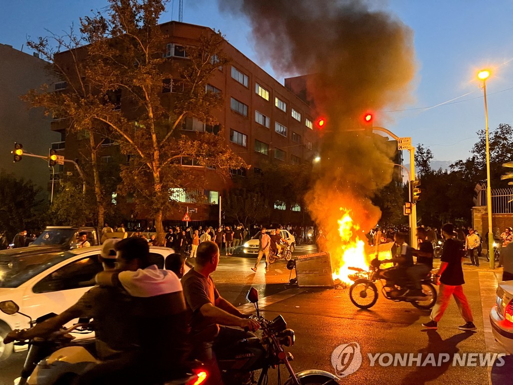 [테헤란 르포] 히잡 의문사 시위 4주…삼엄한 감시 뚫고 퍼지는 경적과 박수