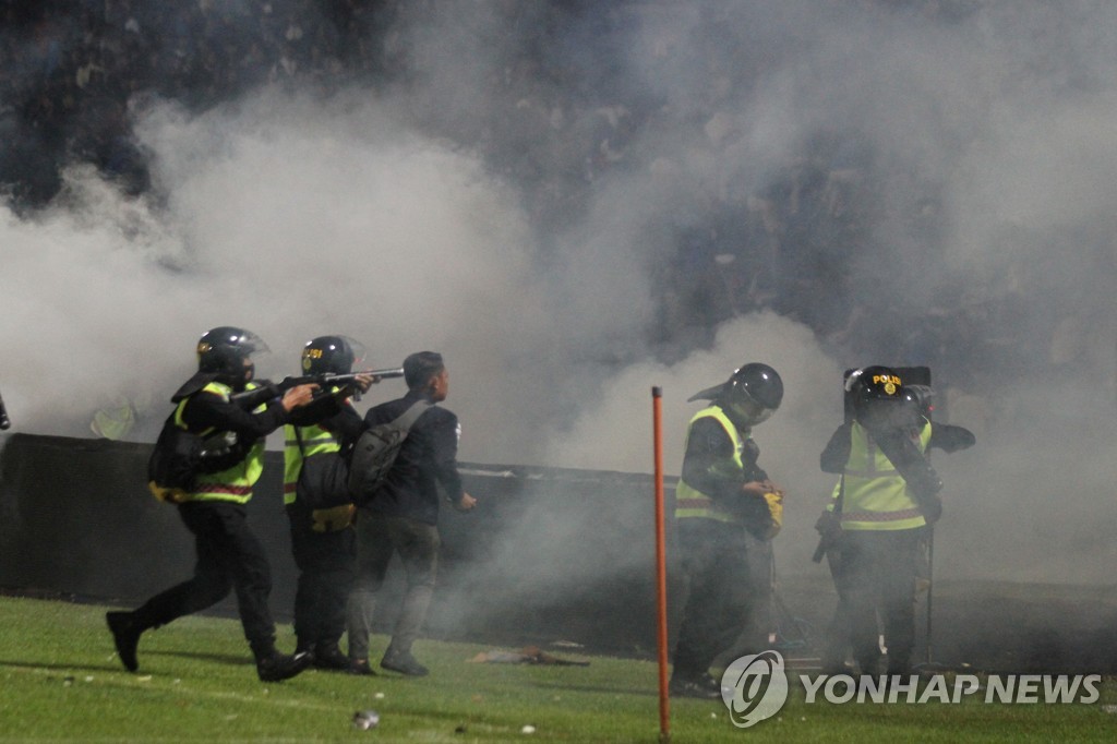 인니 조사단 "축구장 참사, 경찰 최루가스가 원인"