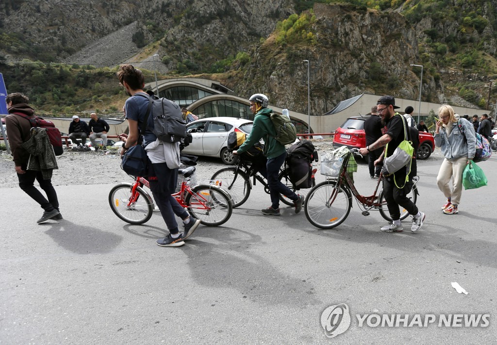 요트 타고 한국에, 자전거로 북극에…러 징집 회피 백태