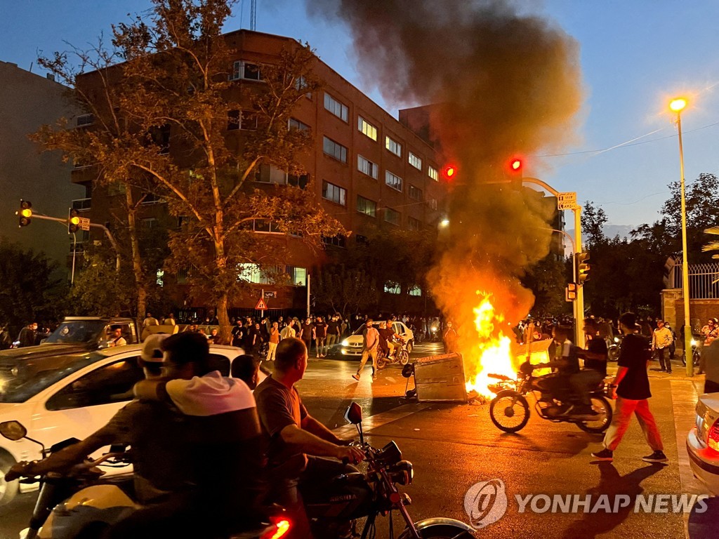 [히잡시위 한달] ② 한 여성의 죽음이 촉발…오랫동안 쌓인 불만 폭발