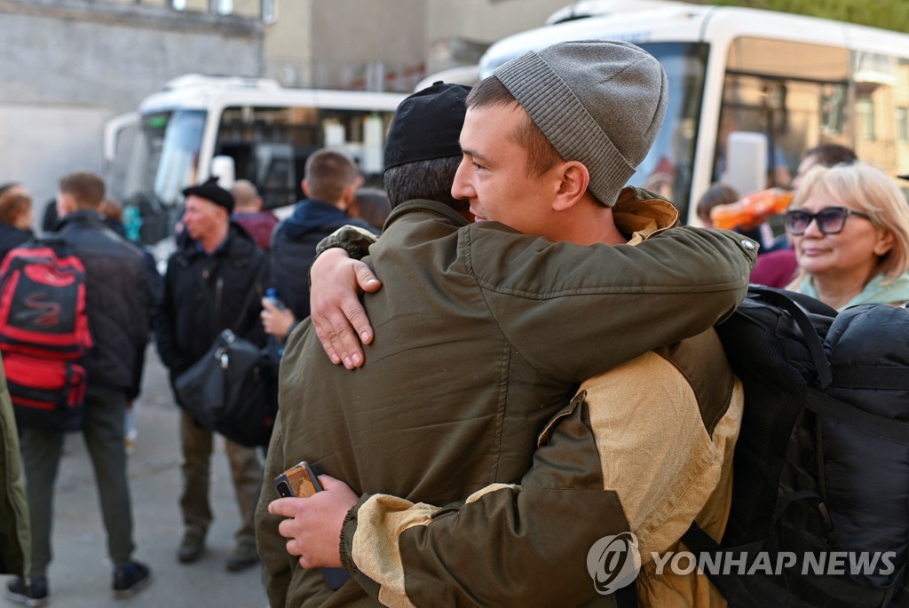 요트 타고 한국에, 자전거로 북극에…러 징집 회피 백태