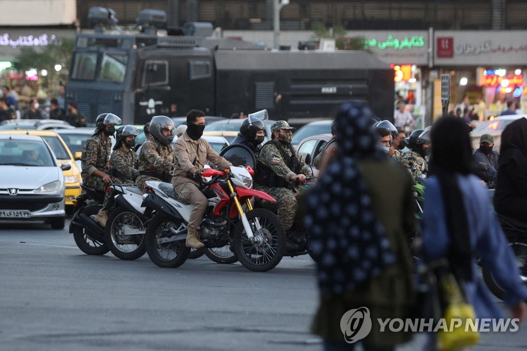 [테헤란 르포] 히잡 의문사 시위 4주…삼엄한 감시 뚫고 퍼지는 경적과 박수