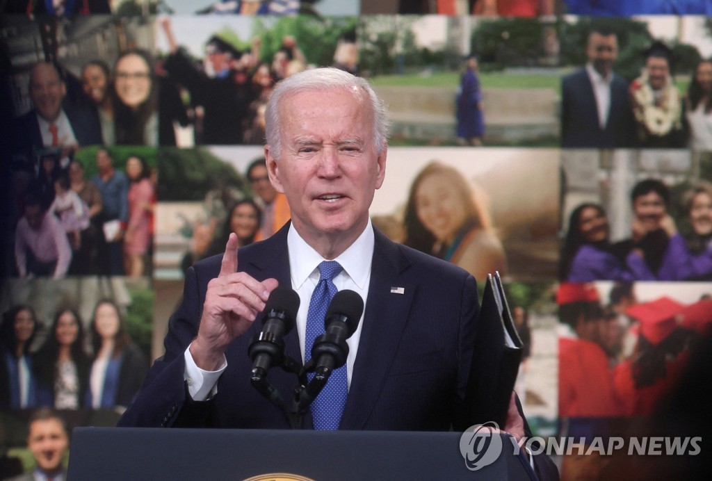 중간선거용 포퓰리즘 자충수?…바이든 학자금 대충탕감 줄소송에