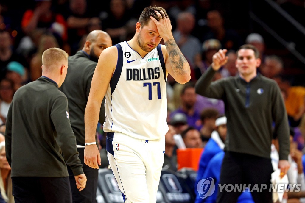 NBA 피닉스, 댈러스에 극적 역전승…개막전서 PO 탈락 아픔 갚아