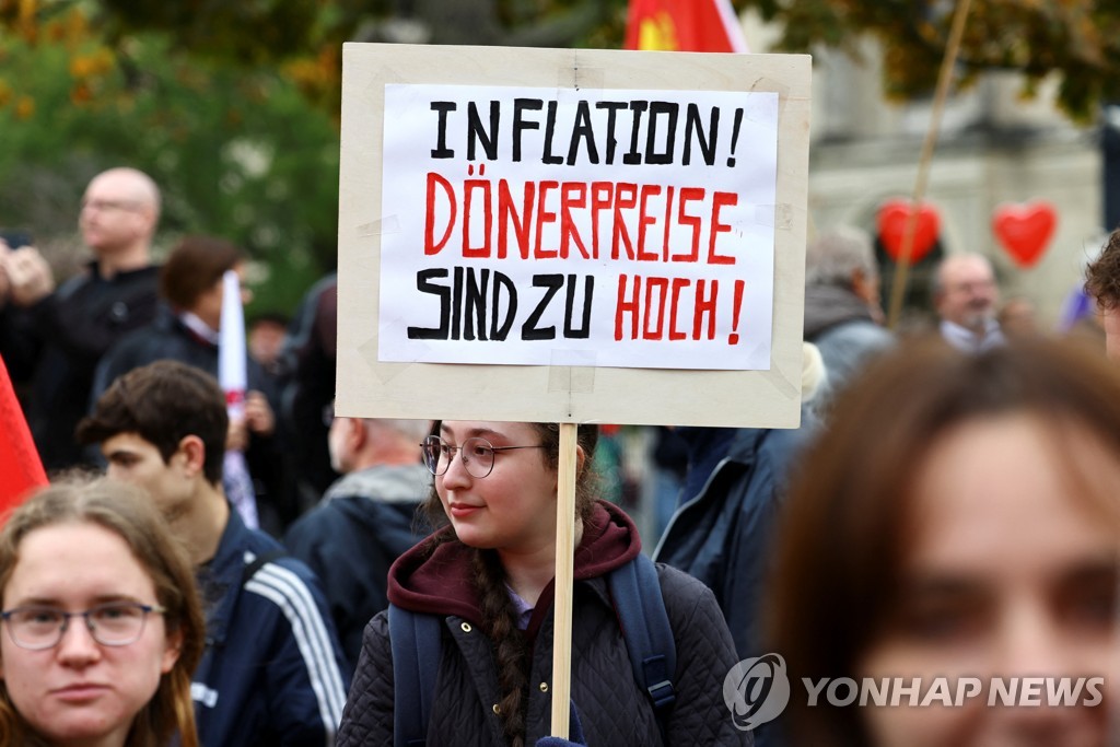 에너지난·인플레에 유럽 곳곳 시위·파업…정치불안 우려