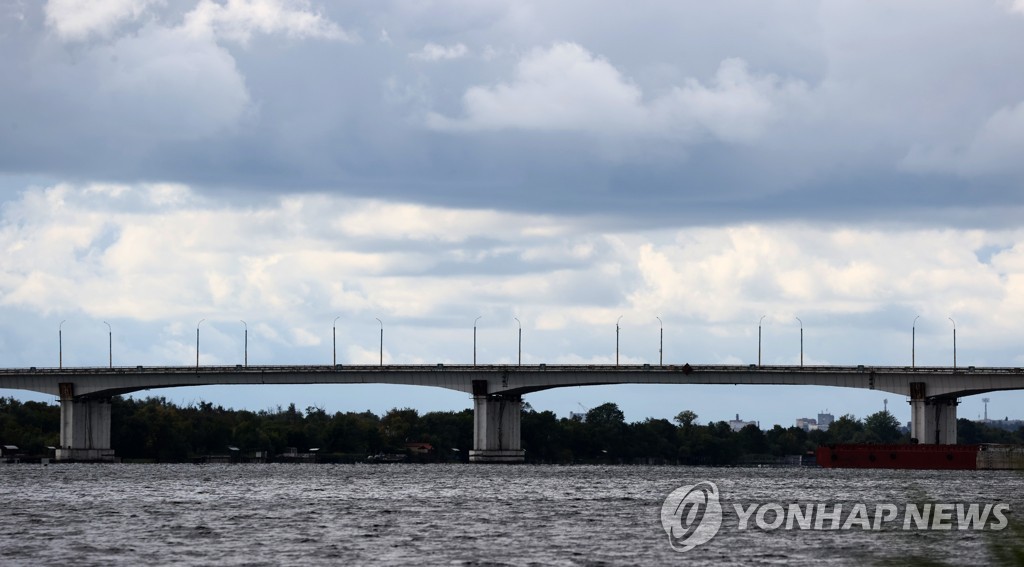 "러, 우크라 남부서 강 건너 대대적 후퇴 검토"[영 국방부]