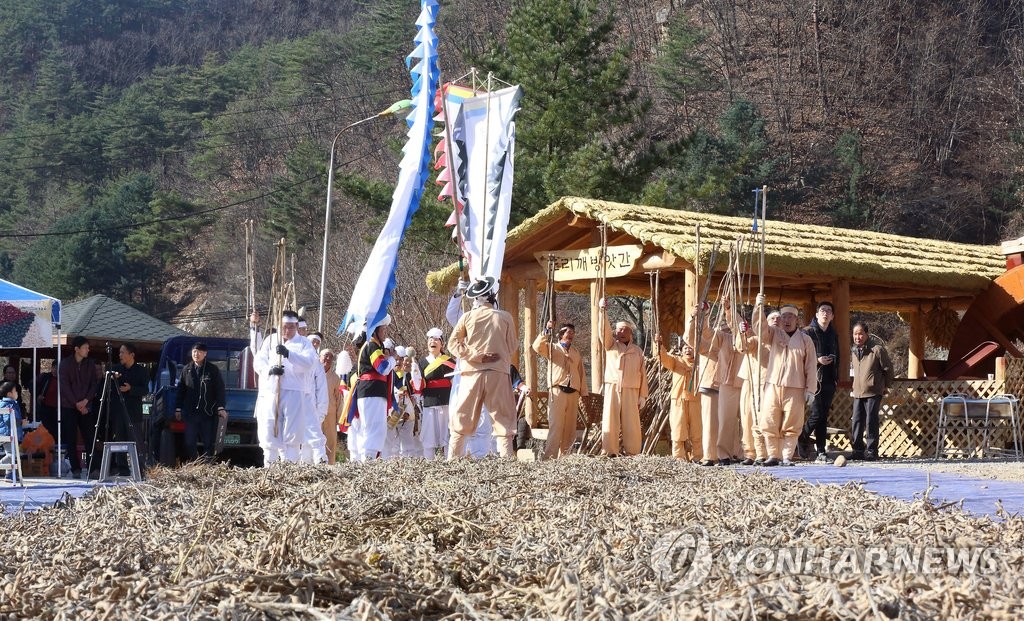 향기에 취하고, 황태맛에 놀라고, 문학에 흠뻑…인제 축제 가득