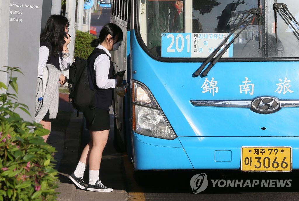제주 버스노선 통폐합 시행시기 늦춰…버스업체 반발종합 | 한국경제
