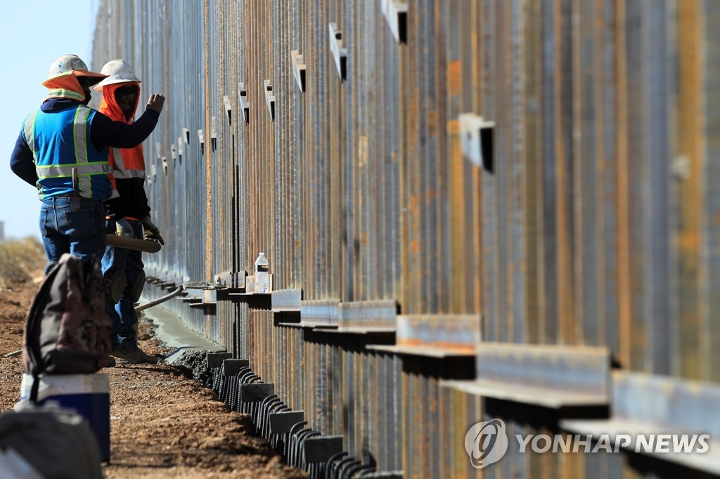 '트럼프 국경장벽' 구축 슬그머니 재개한 바이든 행정부