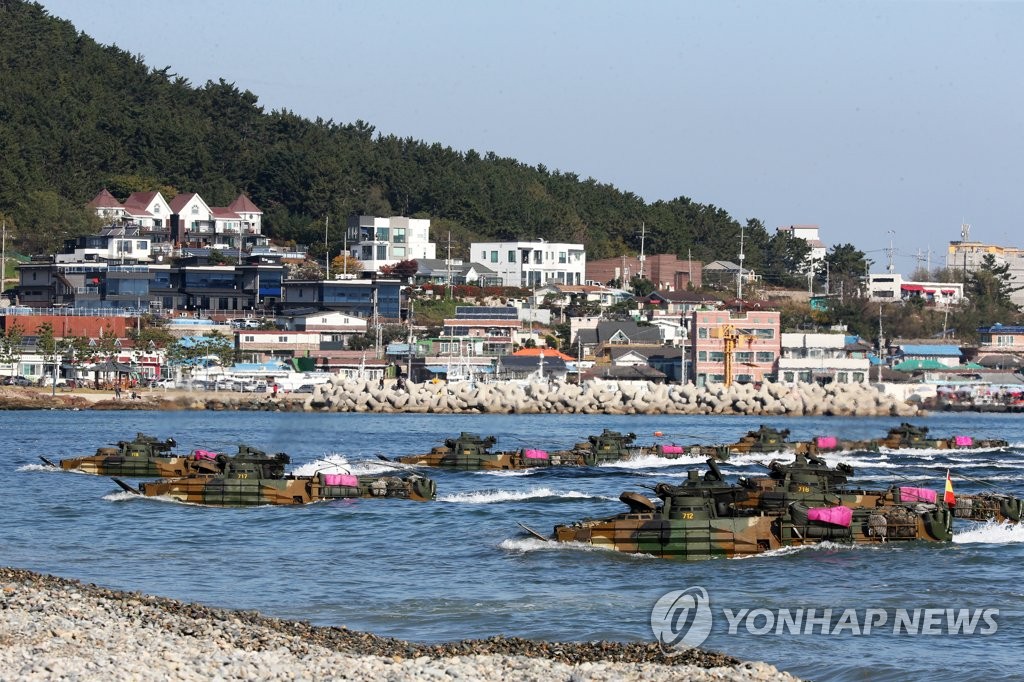 해상에 돌격장갑차 하늘에 기동헬기…합동상륙훈련 4년만에 공개