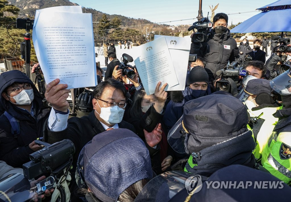 검찰, '文 감사원법 위반 고발' 서해 공무원 유족 6시간 조사