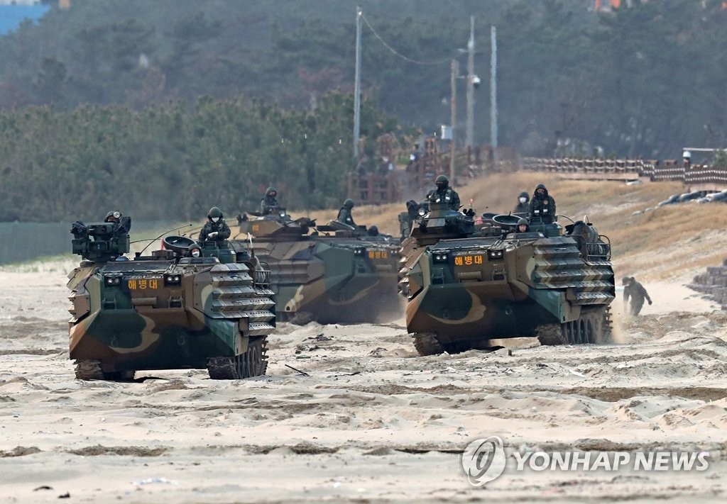 해상에 돌격장갑차 하늘에 기동헬기…합동상륙훈련 4년만에 공개