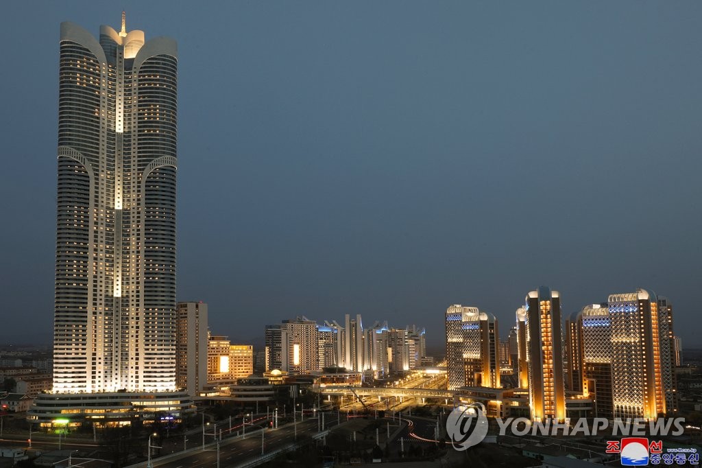 '평양공화국' 북한 "다 같이 손잡고 균형 발전해야"