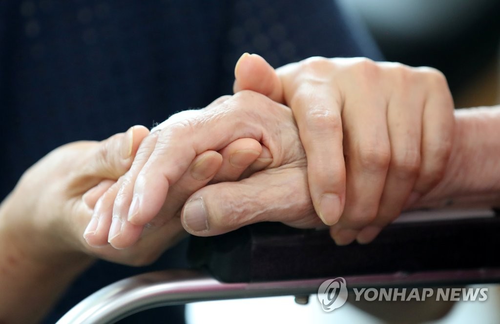 "이제 칸막이 없이 만나요" 오늘부터 요양병원 접촉면회 허용