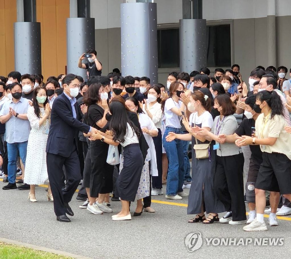 '취업제한' 풀린 지 두달…경영전면 나서는 이재용