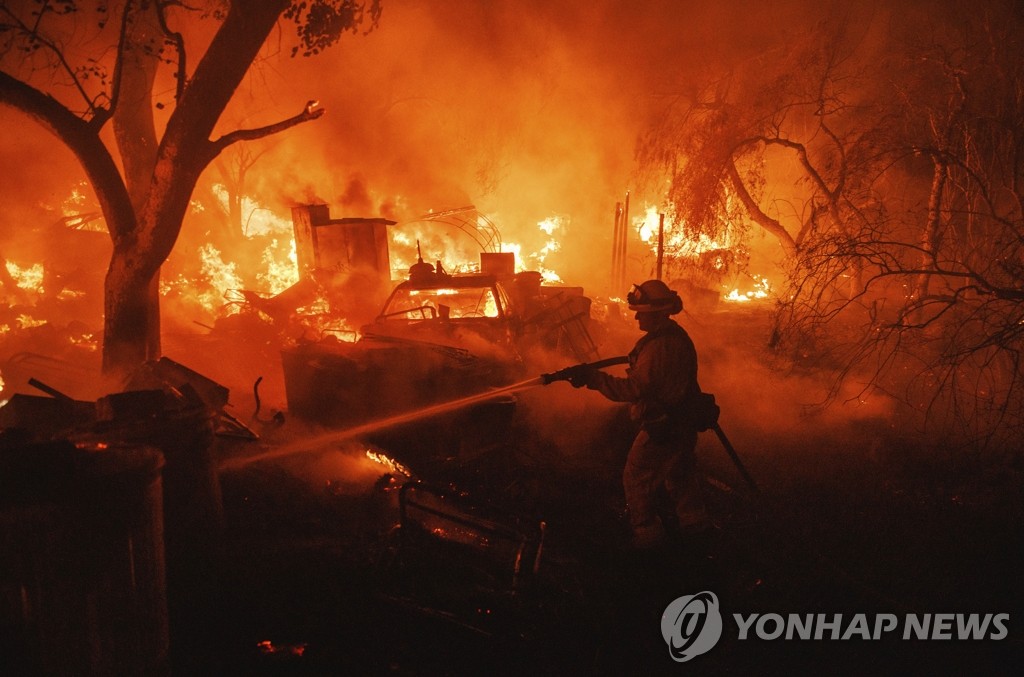 "캘리포니아 1년 산불, 17년 탄소 저감 노력 물거품으로"