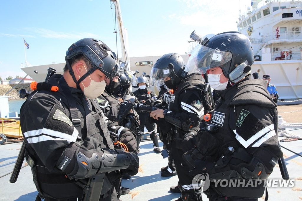 꽃게철 되니 중국어선 또 기승…서해 NLL서 110척 조업