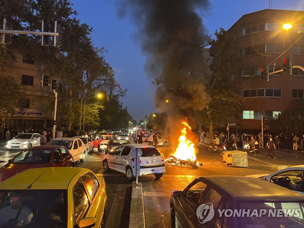 이란 중산층·여중고생까지 시위 가세…경제난 속 체제불만 증폭