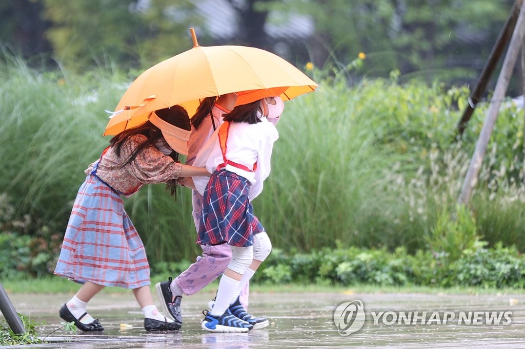 [날씨] 전국 흐리고 비…돌풍에 천둥·번개도