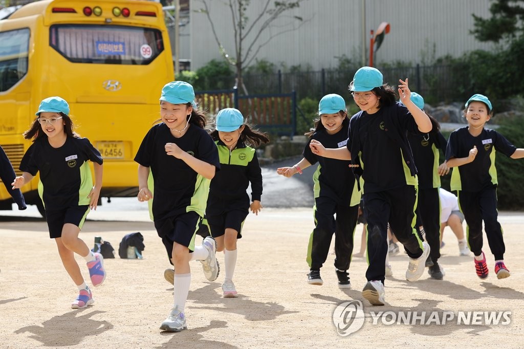 [속보] 중대본 "소아·10대 방역에 6만명 전담인력 배치"