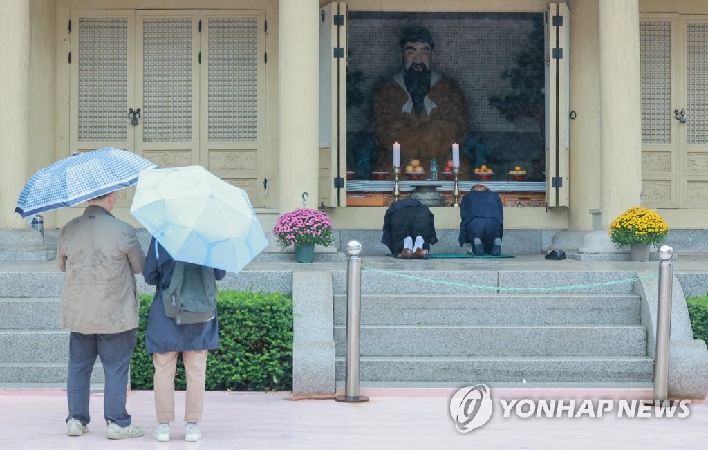 가을비 내린 개천절…궂은 날씨에도 축제·등산 즐겨