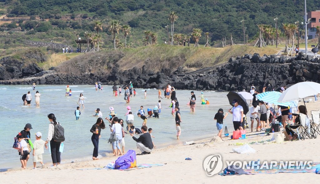 가을비 내린 개천절…궂은 날씨에도 축제·등산 즐겨