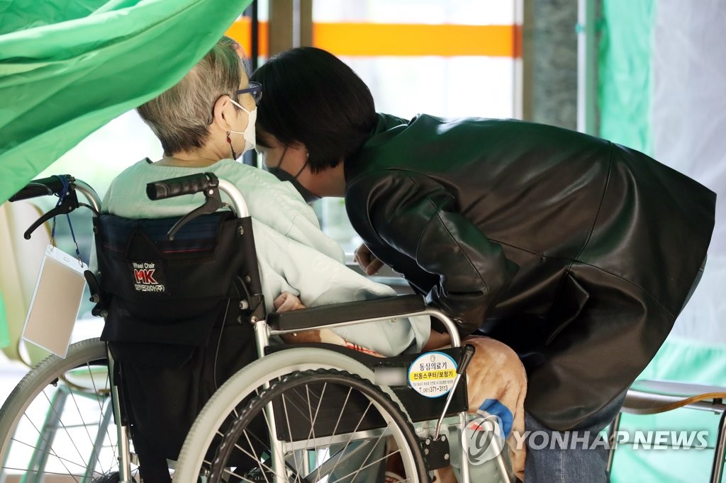 '손 맞잡고 도란도란' 접촉 면회 허용된 요양병원