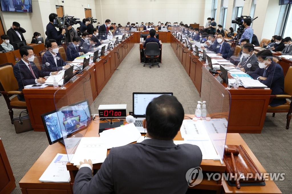 기재위 등 5개 상임위 국감…李 선거법 사건·靑개방 등 쟁점