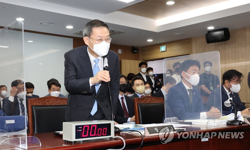 이종호 과기, 국회 불출석 공방 재연에 거듭 사과