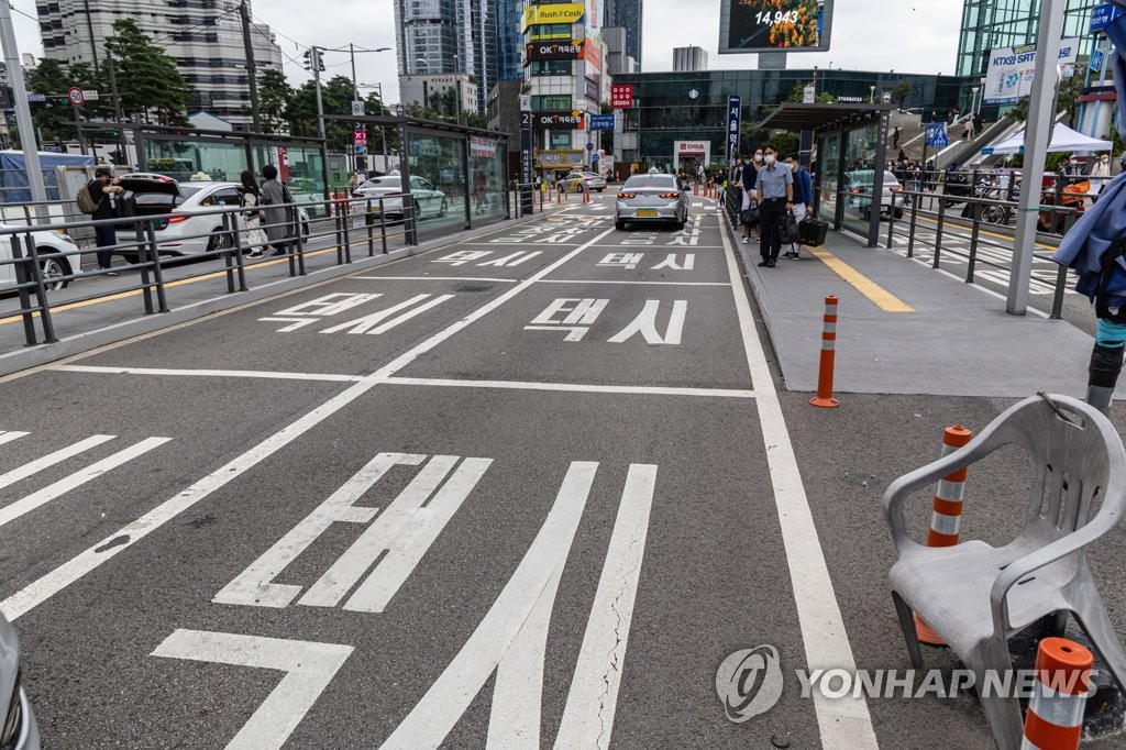 서울 법인택시 기사 65% "월급제 반대"…소득 줄어 불만