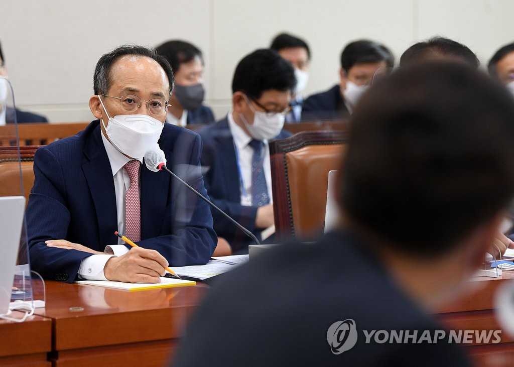 추경호, 통화 스와프 질의에 "미국과 대화 주고받고 있다"