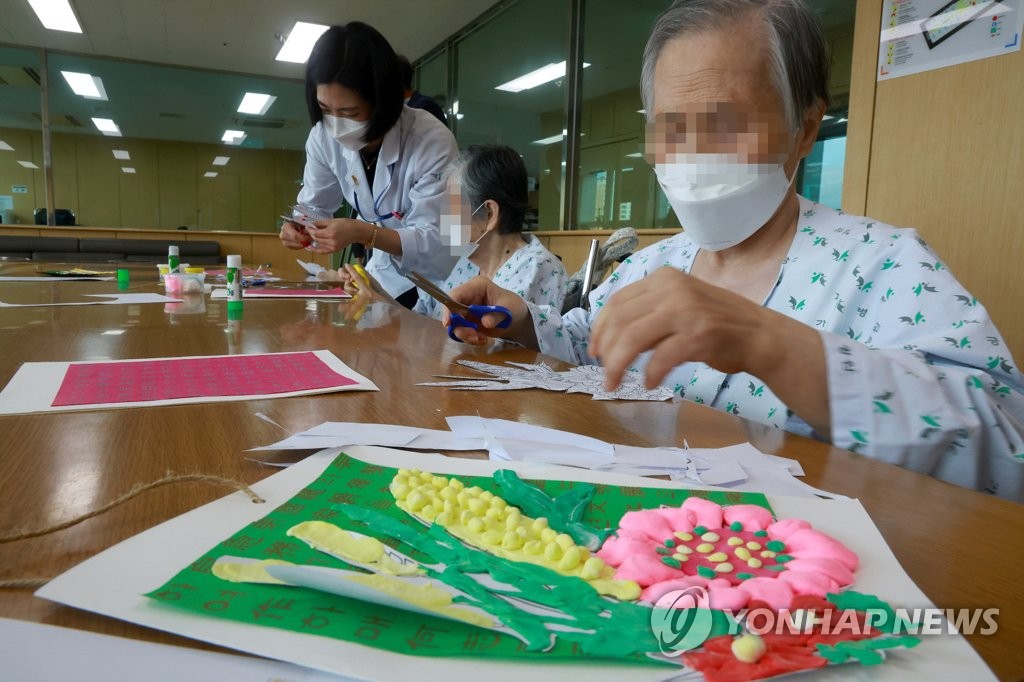 '그리웠던 엄마 손'…요양병원 면회 재개에 전국서 웃음꽃 활짝(종합)